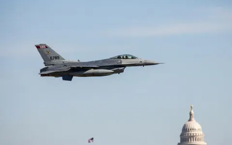 Проліт винищувача F-16 на похоронній службі