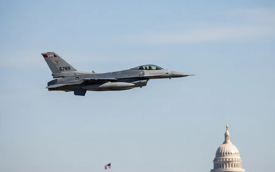 Проліт винищувача F-16 на похоронній службі