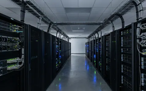 Ряди серверних стійок у дата-центрі хмарної інфраструктури