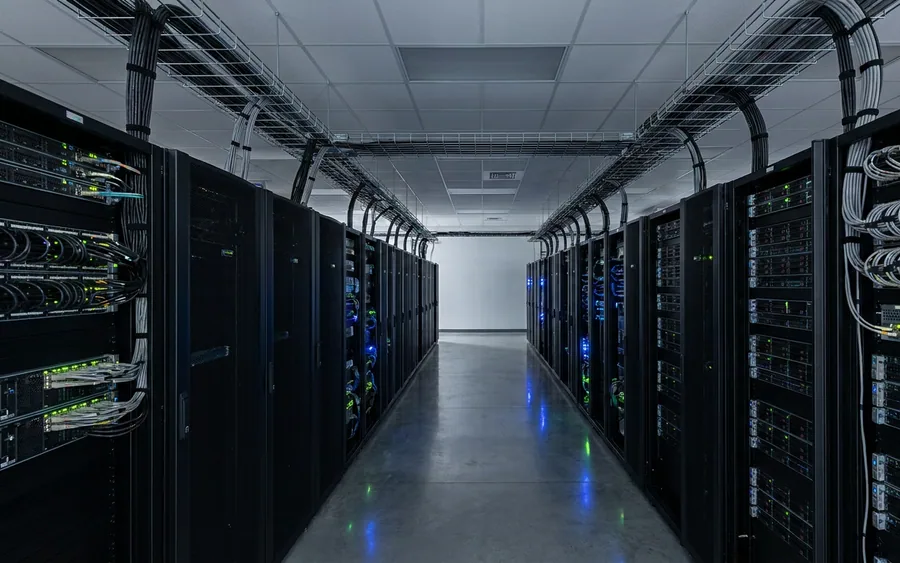 Ряди серверних стійок у дата-центрі хмарної інфраструктури