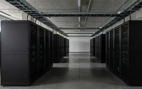 Серверна кімната критичної інфраструктури зі стійками серверного обладнання