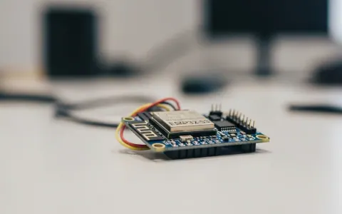 Мікроконтролер ESP32-S3 на робочому столі