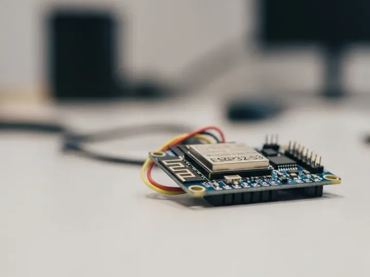 Мікроконтролер ESP32-S3 на робочому столі