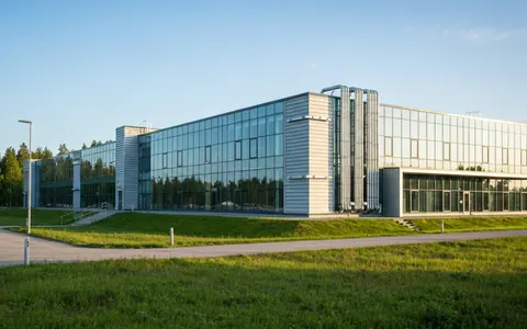 Сучасний дата-центр Google у Швеції, оточений зеленою природою, з елементами, що натякають на екологічні технології.