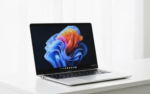 Ноутбук MacBook Neo яскравого цитрусового кольору на столі, що символізує його доступність та привабливість для початківців у технологіях.