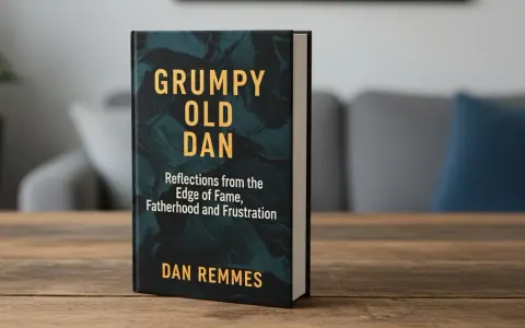 Книга Дена Реммеса «Grumpy Old Dan: Reflections from the Edge of Fame, Fatherhood and Frustration» на дерев'яному столі
