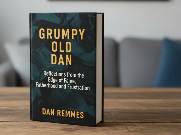 Книга Дена Реммеса «Grumpy Old Dan: Reflections from the Edge of Fame, Fatherhood and Frustration» на дерев'яному столі