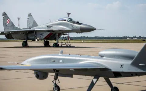 Польський винищувач МіГ-29 на аеродромі та сучасний український військовий дрон