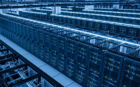 Сучасний інтер'єр центру обробки даних з рядами серверних стійок, що підсвічуються синіми та білими світлодіодами.