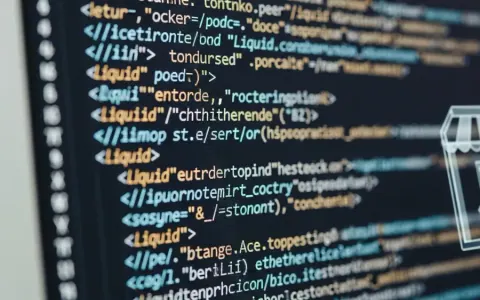 Екран комп'ютера з чистим, добре структурованим кодом HTML та Liquid, що відображає простоту та читабельність.
