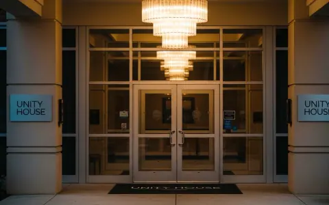 Вхід до нового притулку Unity House у Луїсвіллі з великою люстрою