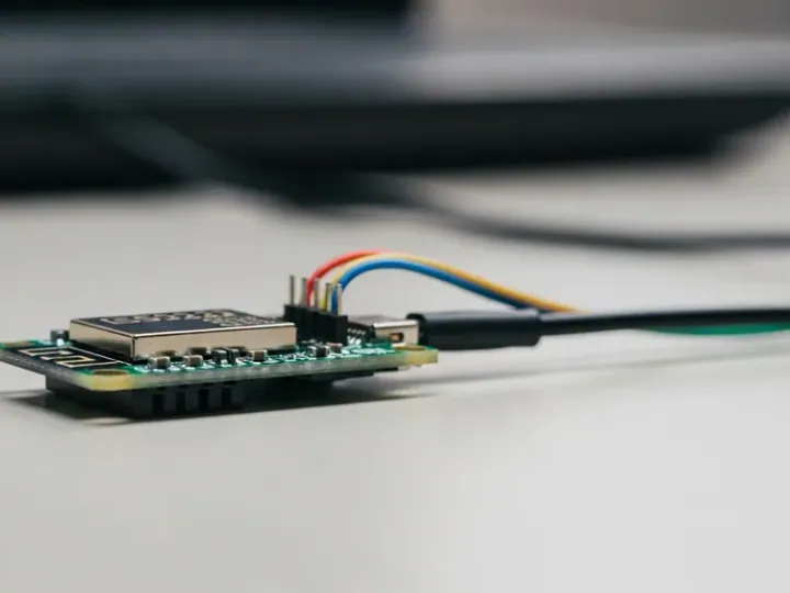 Мікроконтролер ESP32-S3 на робочому столі