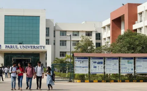 Сучасна будівля Parul University з кількома студентами, що йдуть кампусом, під час періоду вступу.