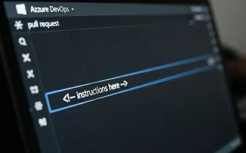 Екран комп'ютера з запитом на злиття Azure DevOps, що показує прихований HTML-коментар
