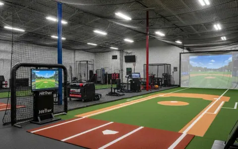 Інтер'єр Wegmans Red Wings Performance Center з системою HitTrax та професійним тренувальним обладнанням.