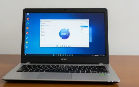 Старий ноутбук Acer Aspire з працюючою операційною системою Zorin OS Lite на екрані, що стоїть на дерев'яному столі.