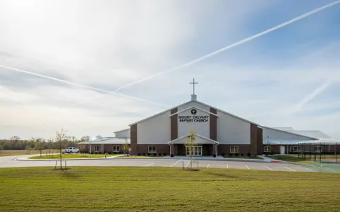 Нове приміщення Mount Calvary Baptist Church у сільській місцевості